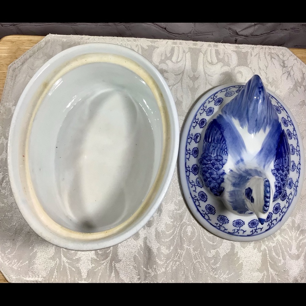 Vintage Blue and White Ceramic Chicken Covered Baking Dish Roaster Casserole - Picture 7 of 9